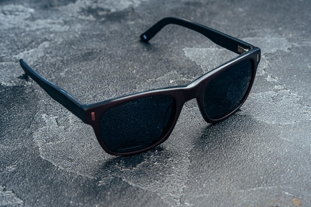 사진 회색 콘크리트 표면에 어두운 남성 선글라스