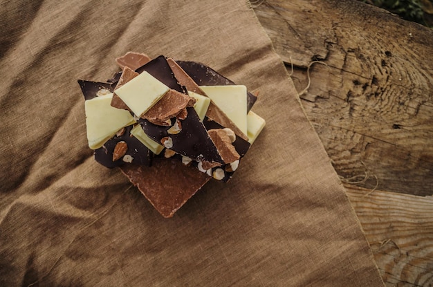 木製の背景にダークミルクとホワイトチョコレートのバー多くの種類のチョコレート