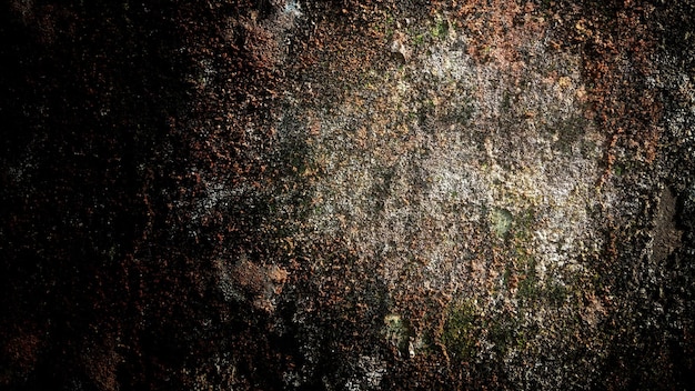 傷や苔でいっぱいの暗い古い壁のテクスチャの背景の壁