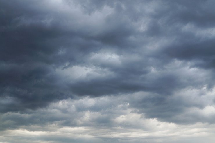 Photo dark ominous grey storm clouds. dramatic sky.