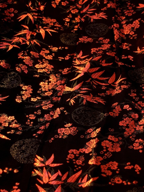 Foto una foto scura di un tavolo di fiori con fiori arancione su di esso