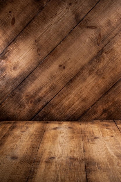 Foto fondo di prospettiva di struttura della parete e del pavimento di legno della plancia scuro per il montaggio o visualizzare i vostri prodotti, modello di mock up per il vostro disegno. vista verticale.