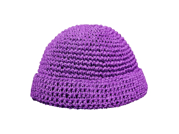 白い背景に隔離された濃い紫色の編み帽子