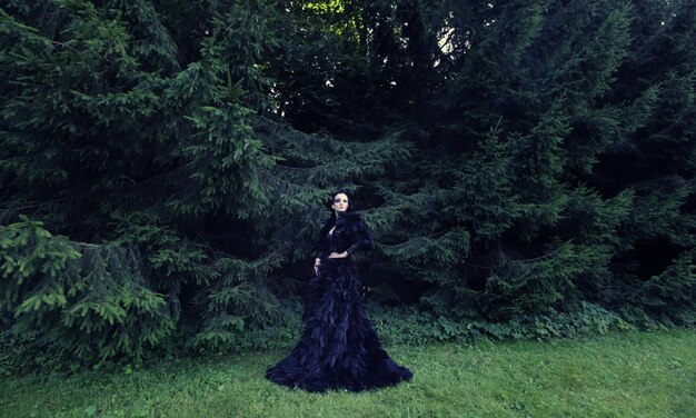 Dark Queen in park Fantasy zwarte jurk