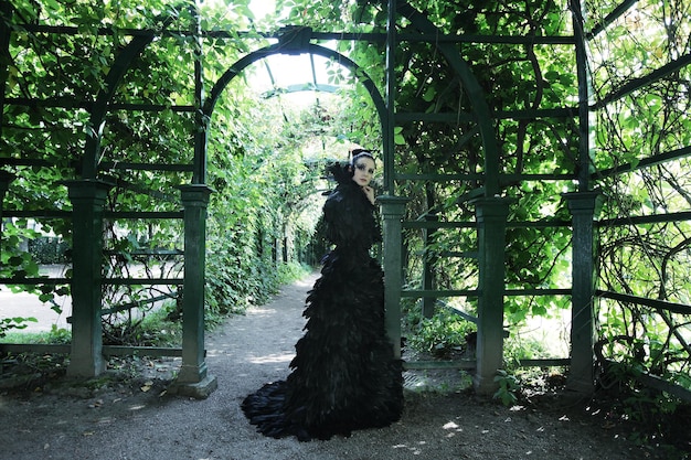 Dark Queen in park Fantasy zwarte jurk