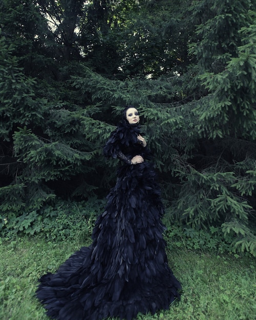 Темная королева в парке в фантастическом черном платье