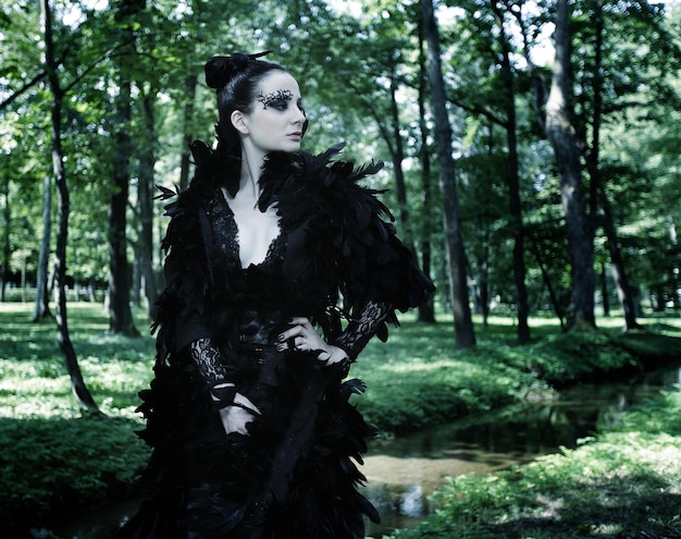 Темная королева в парке Фэнтези черное платье