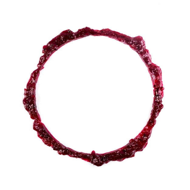 Foto confettura di bacche rosso scuro round blot frame o spot isolato su sfondo bianco. gocce di confettura dolce o vista dall'alto di schizzi di marmellata