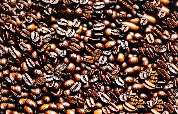 Foto sfondo di chicchi di caffè freschi tostati scuri vista dall'alto masse di chicchi di caffè da vicino