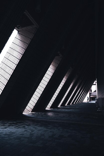 Photo a dark room with a triangular roof and the word'o '