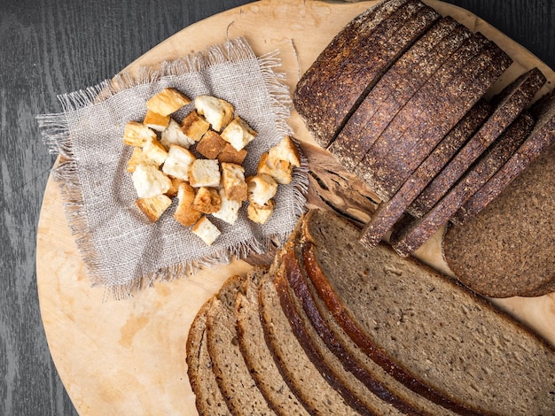 Фото Темный ржаной хлеб на деревянном фоне