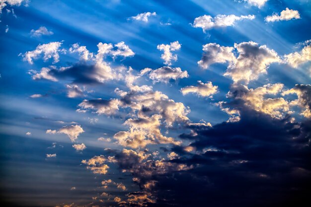 空の季節の天気の概念に暗くて光沢のある柔らかい雲