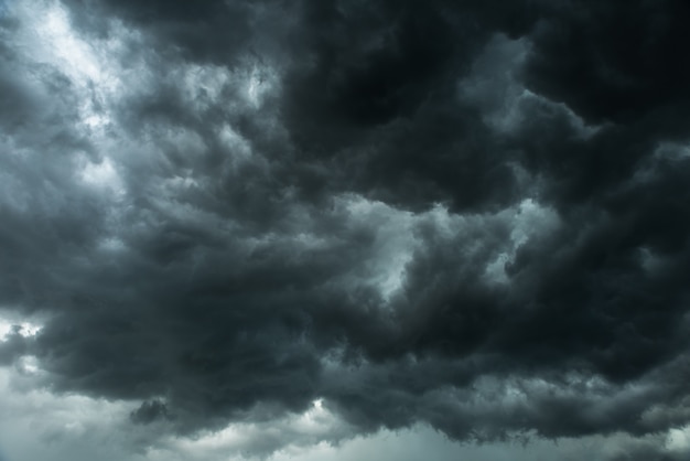 Foto cielo scuro e nuvole nere, nubi di tempesta drammatiche prima di piovoso