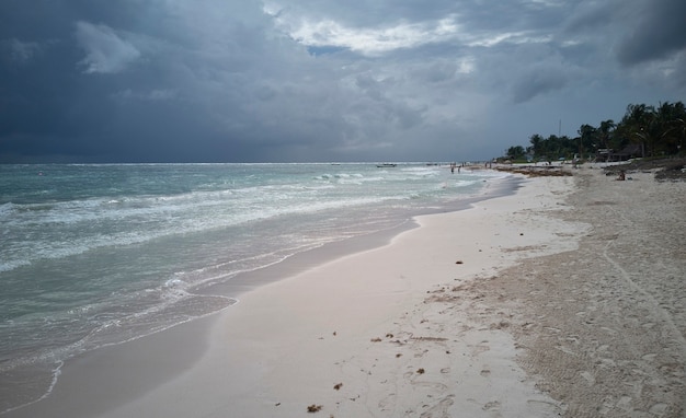 Cielo scuro promettente tempesta sulla spiaggia di xpu-ha in messico.