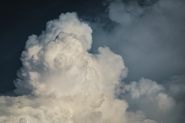 夕方の暗い空と白い雲