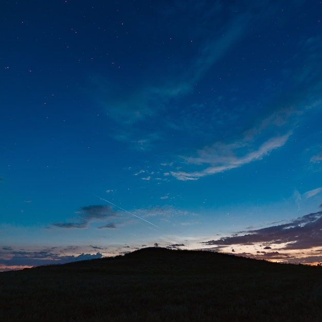 Foto cielo scuro con nuvole dopo il tramonto