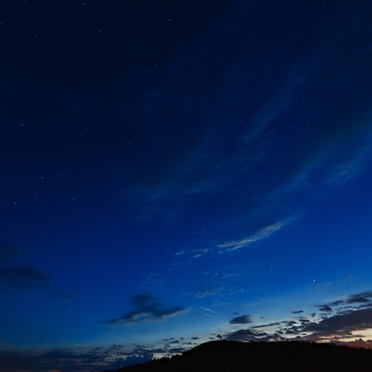Photo 日没後の雲と暗い空。
