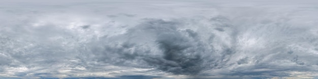 雨が降る前に嵐の雲がある暗い空をシームレスな hdri 360 パノラマ ビューとして天頂を球形の正距円筒図法で表示し、3 d グラフィックスやゲーム開発でスカイ ドームとして使用したり、ドローン ショットを編集したりします