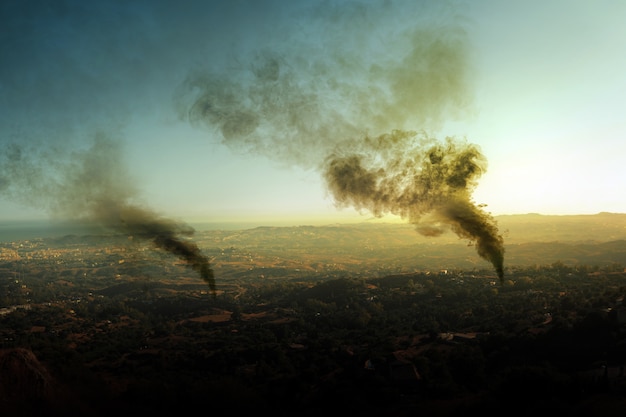 森林火災からの暗い煙が大気汚染を引き起こす