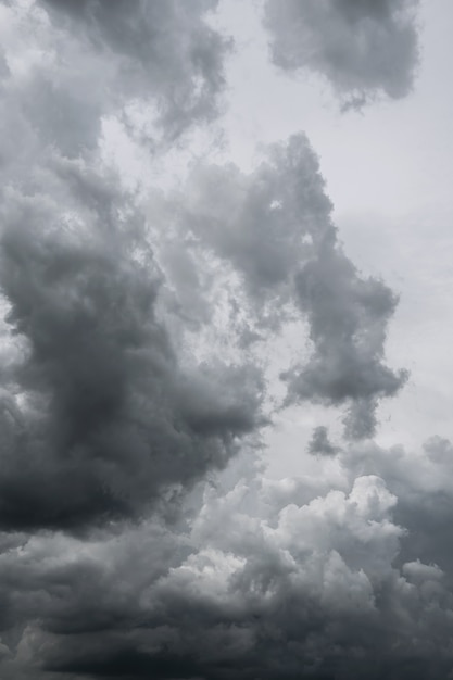 気候の背景に使用される雨の前の暗い嵐の雲。