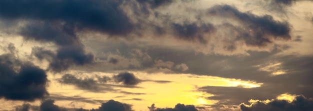 日没時に夕方の空に暗い嵐の雲