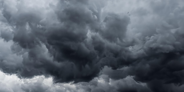 暗い嵐の雲が不気味に集まり、差し迫った豪雨を告げる