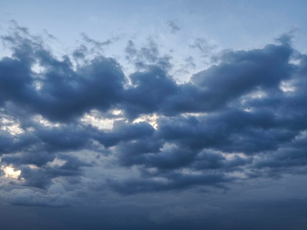 地平線に向かって伸びる暗い嵐の雲