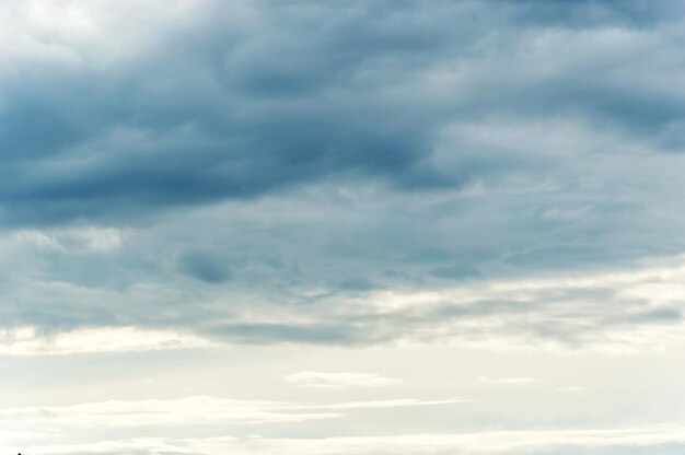 空に暗い嵐の雲