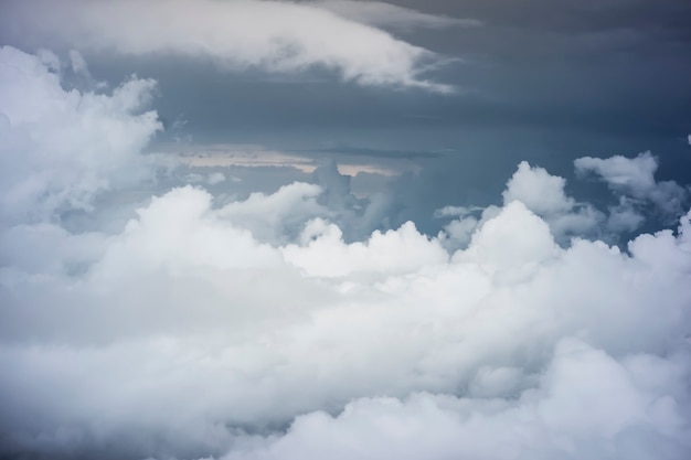 写真 暗い嵐の雲