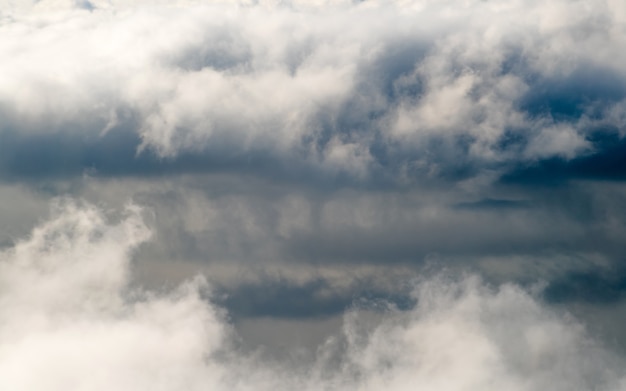 Dark tempestose nuvole di pioggia nel cielo.