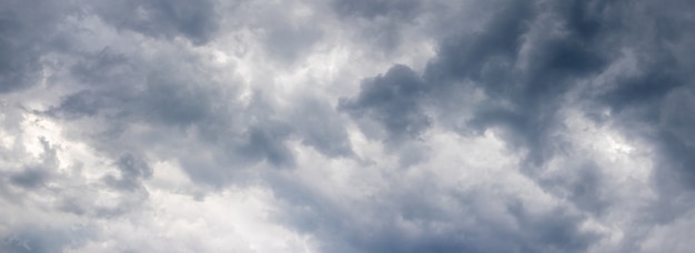 Фото Темное грозовое небо с причудливыми рваными облаками перед дождем, панорама