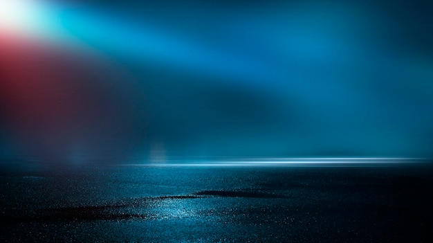 水中の光線の暗い通りの濡れたアスファルト反射抽象的な濃い青の煙のスモッグ空の暗いシーンネオンライトスポットライト
