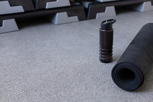 Photo dark water bottle and yoga mat