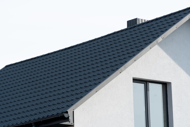 Photo the darkcolored roof of a new residential house roof covering with steel tiles