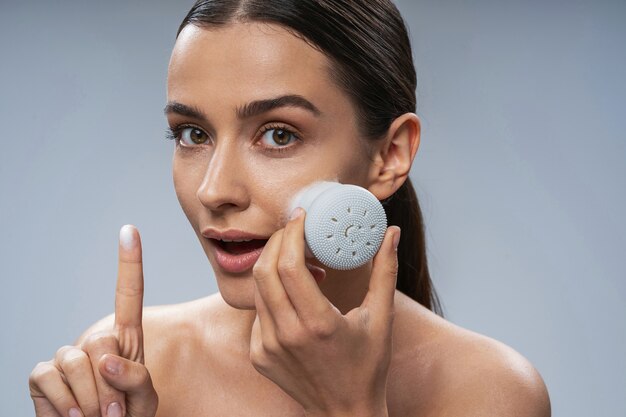 Darkhaired caucasian woman making a beauty procedure