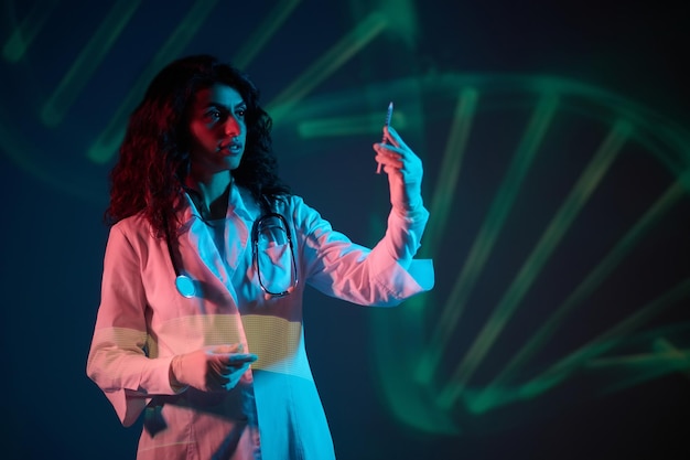 Photo darkhaired doctor witha syringe in hand