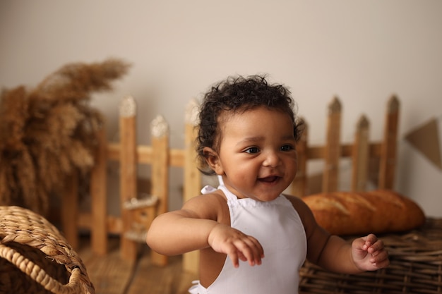 Photo a darkskinned kid in a chefs costume has a loaf