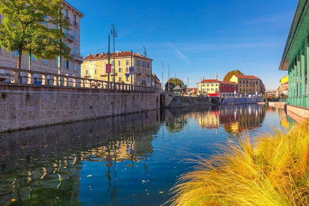 Darsena van Milaan in de zonnige ochtend, Milaan, Lombardia, Italië