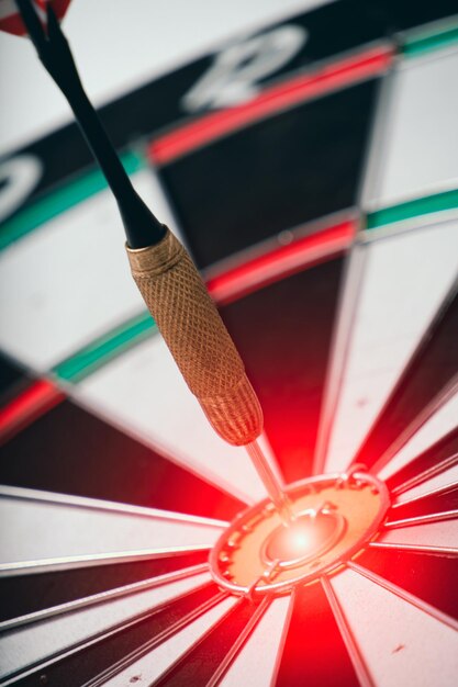 Foto dart voor het spelen van darts die precies het midden van het doel raken