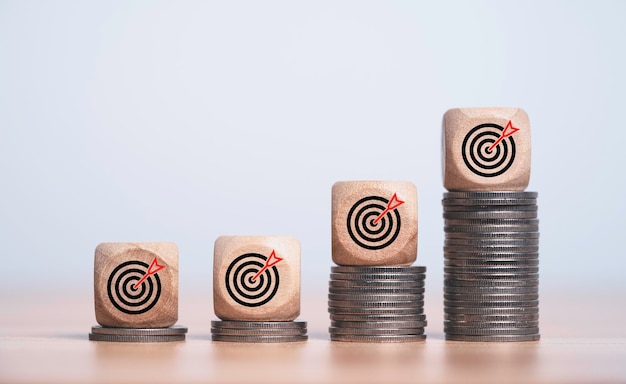 Foto dartboard op het verhogen van munt stapel voor het verbeteren en uitdagen van de financiële doelstelling concept