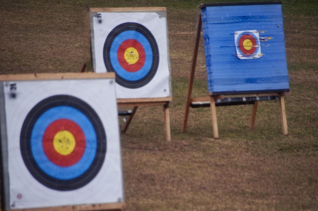 Dartboards op een grasveld