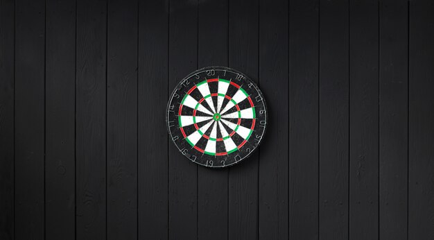 Dartbord op een houten wand