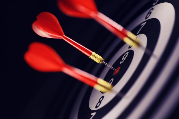 Darten de dart om op het bord te spelen zit vast raak sector in darts het concept van een succesvolle strategie