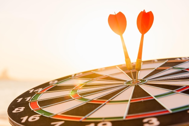 Dartpijl die raakt om te centreren op het bullseye-dartbord is het doelwit van doeluitdagingen!