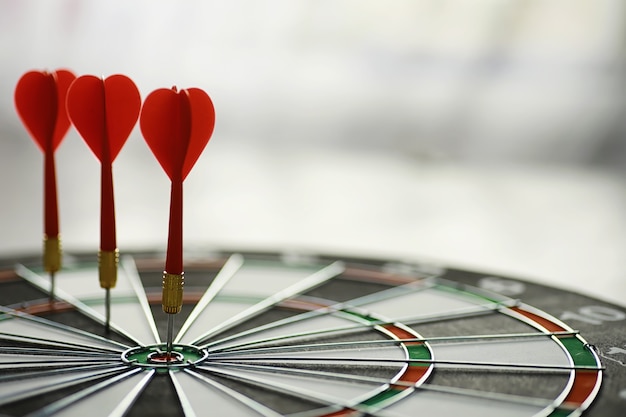 Darts. De pijl om op het spelbord te spelen zit vast. Raak de sector in darts. Het concept van een succesvolle strategie.