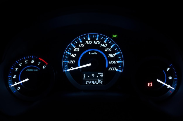 대시보드, 자동차 속도계 및 카운터(어두운 모드 포함)