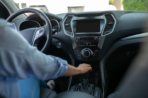 車内のダッシュボードとハンドシフトの速度