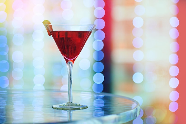Dat is een sexy drankje shot van een cocktail op een tafel in een nachtclub