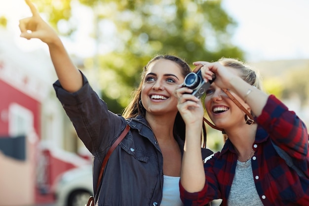 Foto dat is mooi, dat moet je vastleggen bijgesneden opname van twee mooie vriendinnen die foto's maken met een camera in de stad