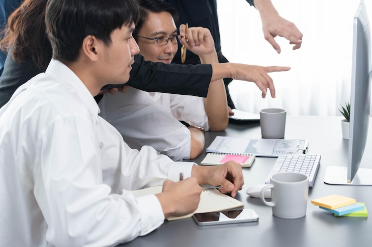 Photo データアナリストとオフィスワーカーのチームが bi ダッシュボード prudent でコラボレーションしています